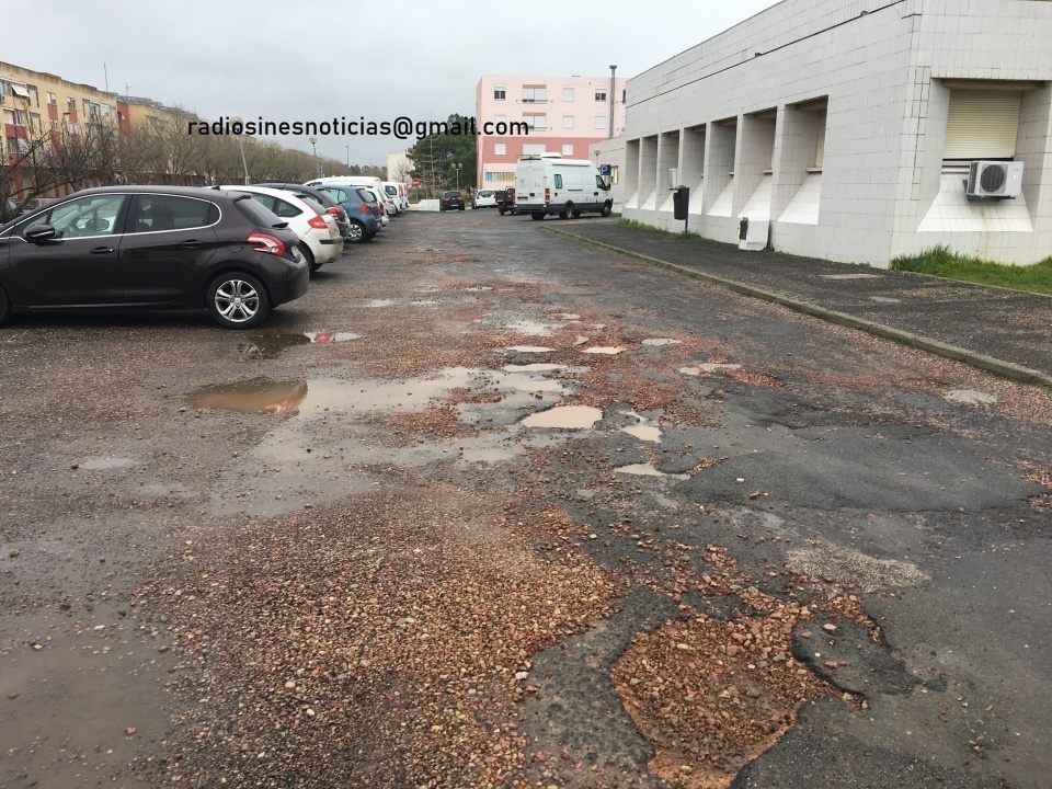 Pavimento do Centro de Saúde de de Vila Nova de Santo André (em mau estado)