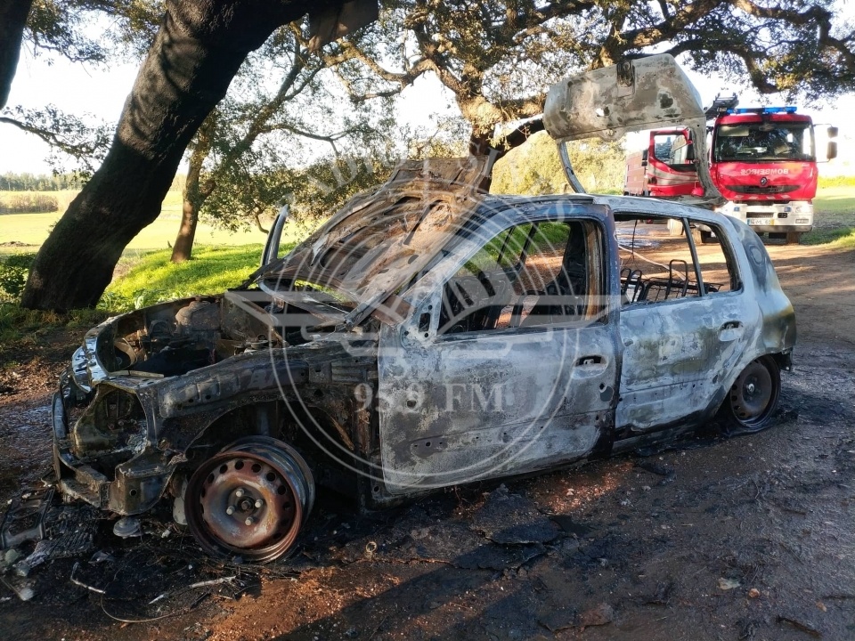 Automóvel ardeu na Cabeça da Cabra