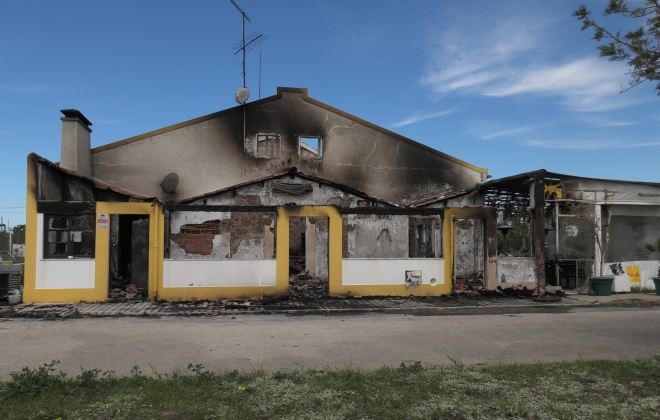 Polícia judiciária investiga incêndio que destruiu restaurante em Sines