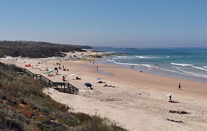 Época balnear arranca no litoral alentejano, mas há praias sem vigilância por falta de nadadores-salvadores