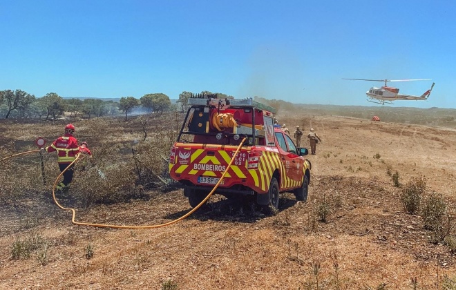 Bombeiros combatem incêndio junto do IC1 em Ourique