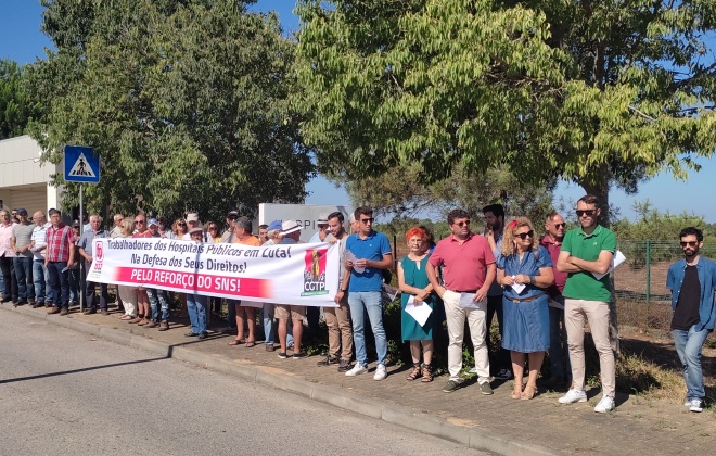 Utentes concentraram-se esta manhã junto ao Hospital do Litoral Alentejano