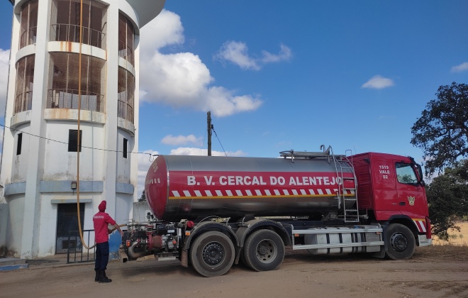 Bombeiros abastecem diariamente a aldeia de São Domingos, em Santiago do Cacém