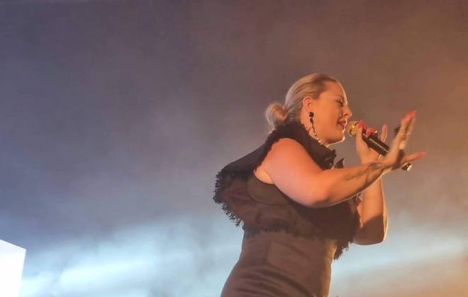 Micaela atua esta noite em Porto Covo