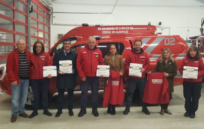 Rotary Clube de Sines ofereceu casacos e bolos reis aos Bombeiros de Cercal do Alentejo