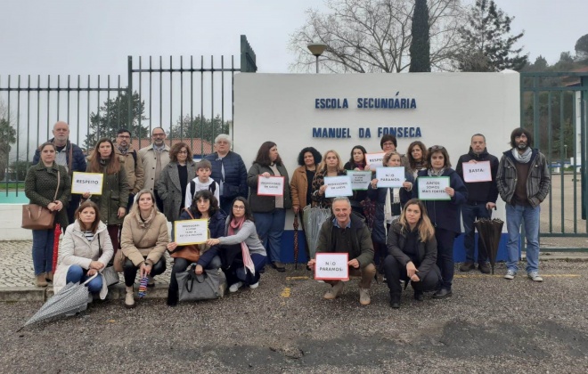 Professores concentraram-se à porta da Escola Manuel da Fonseca em Santiago do Cacém