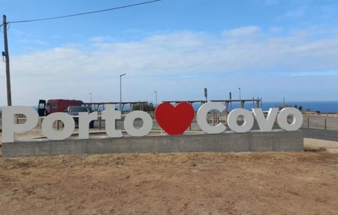 Elemento decorativo dá as boas-vindas a quem entra em Porto Covo