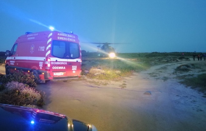 Resgatado pescador após queda numa arriba na praia da Lavagueira em Odemira
