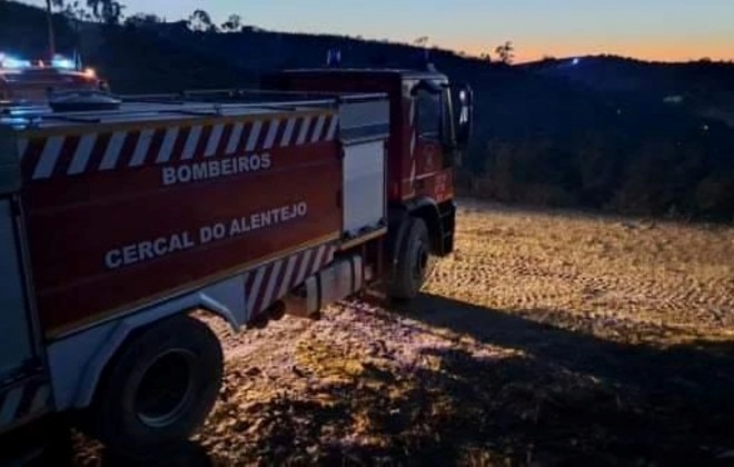339 operacionais combatem incêndio em Odemira