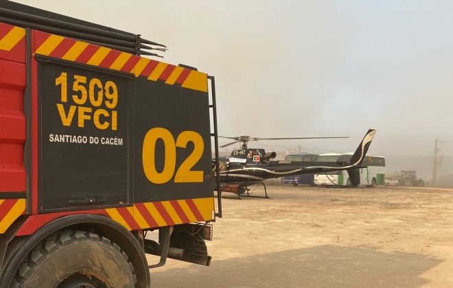 Incêndio continua a consumir área florestal no concelho de Odemira