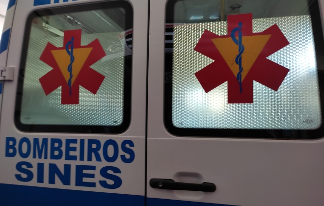 Colisão entre trotinete e carro provocou dois feridos em Sines