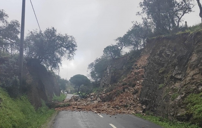 Derrocada corta circulação na EN 261-2 entre Melides e Grândola