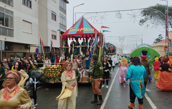 Mesmo com chuva os foliões animaram o desfile do Carnaval de Sines