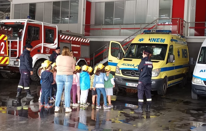 Crianças do Infantário Pintainho visitaram o quartel dos Bombeiros de Sines