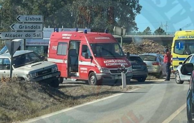 Colisão provoca três feridos na Estrada Nacional 261 em Santiago do Cacém