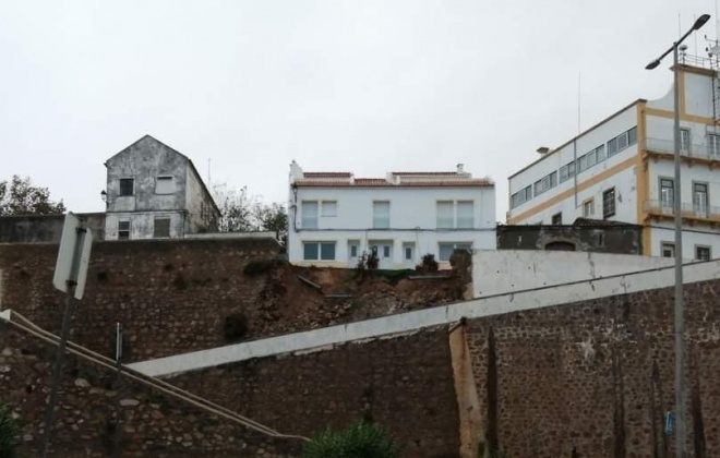Queda de muro provoca um desalojado em Sines