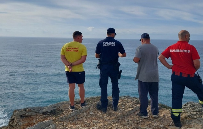 Autoridades efetuam buscas por pescador lúdico desaparecido na praia da Bordeira em Aljezur