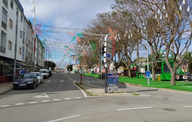 Avenida General Humberto Delgado está preparada para receber o Carnaval de Sines 2025
