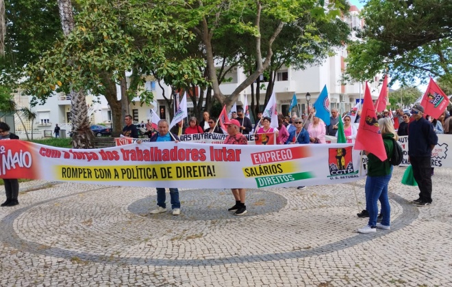 1.º Maio levou dezenas de trabalhadores às ruas de Sines onde reivindicaram melhores salários e pensões (com áudio)