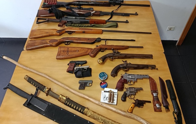 Homem foi constituído arguido por violência doméstica e posse de armas de fogo e munições