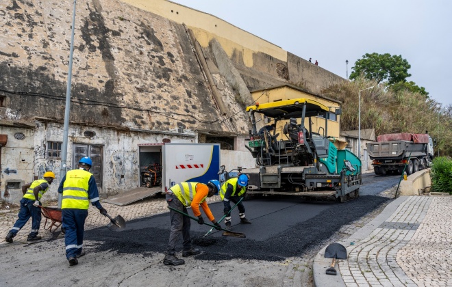 Município de Sines iniciou a reparação de betuminoso na "descida da Ribeira"