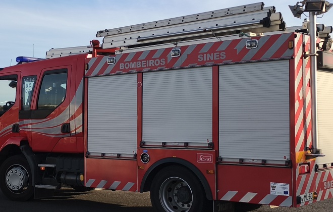 Bombeiros de Sines realizam desfile de viaturas nesta tarde de sábado