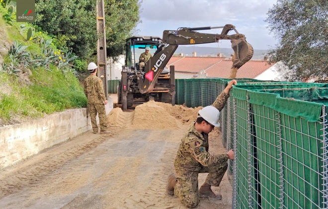 Militares ajudam na limpeza e estabilização de barreira em Alcácer do Sal