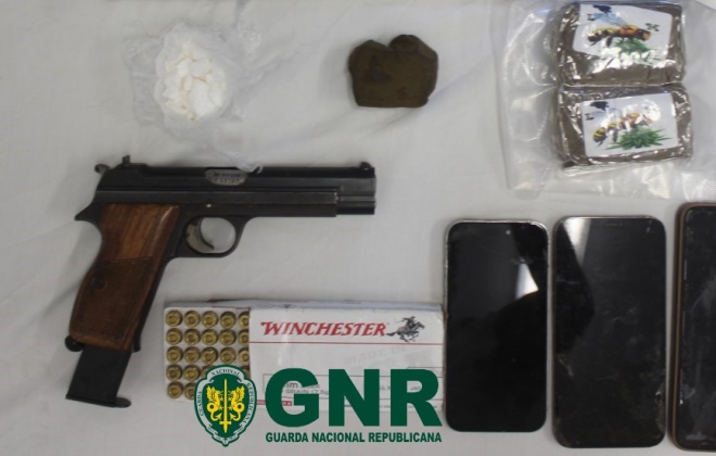 GNR deteve um homem por tráfico de droga e posse de arma proibida em Colos no concelho de Odemira