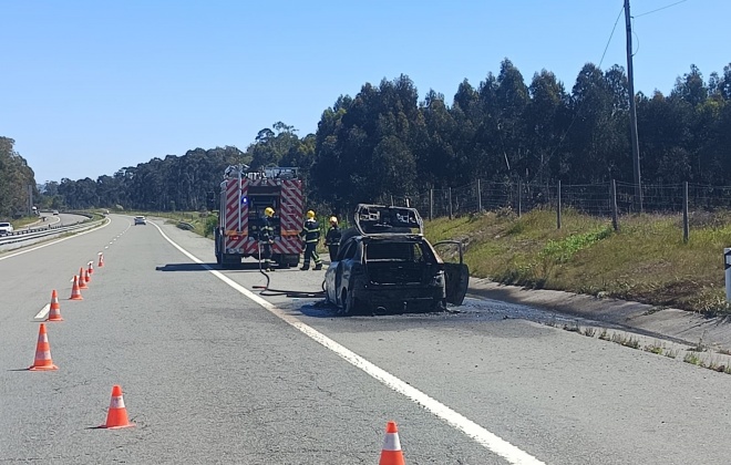 Incêndio destruiu viatura na A26 no concelho de Sines