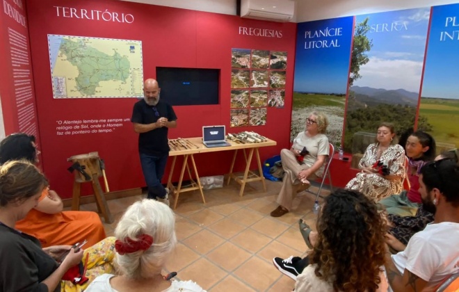 Oficina em Abela revive tradição das colheres de madeira artesanais
