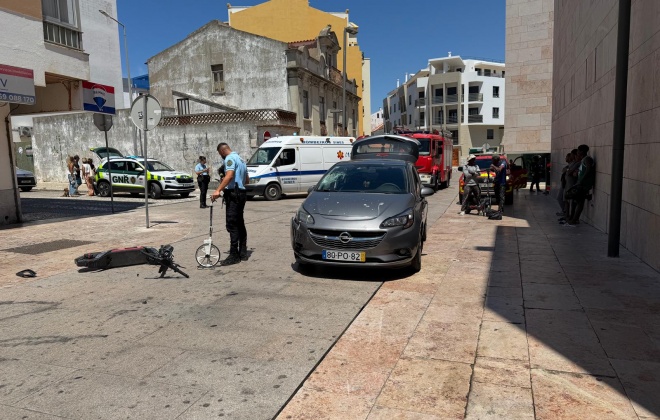 Colisão entre trotinete e automóvel faz um ferido em Sines