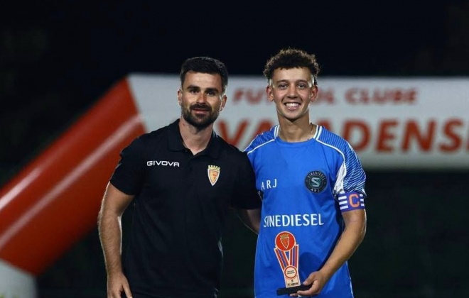 Filipe Ribeiro eleito MVP no torneio do Futebol Clube Alvaladense