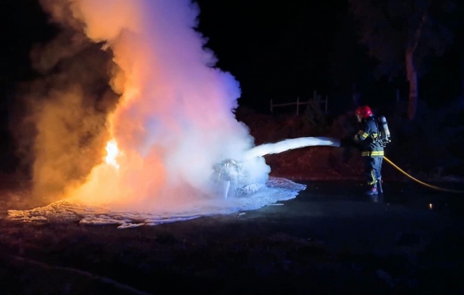 Viatura ligeira de passageiros destruída por incêndio no acesso à A2 em Alcácer do Sal