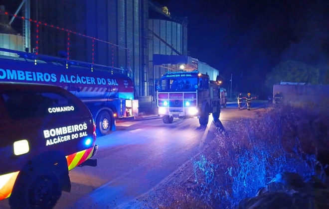 Incêndio em Castelo de Arez mobiliza Bombeiros Mistos de Alcácer do Sal e GNR