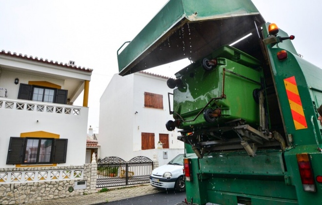 Sines inicia operação de lavagem e desinfeção de contentores de lixo em todo o concelho